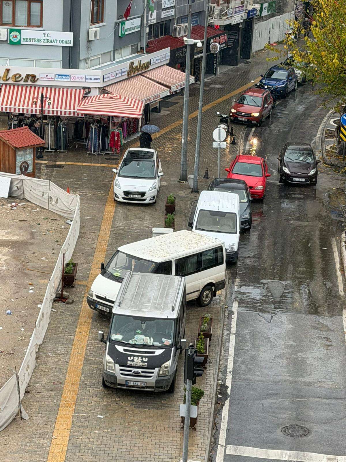 Menteşe’de Kaldırım İşgaline Çözüm: Saksılar Çivilenerek Sabitlendi 6